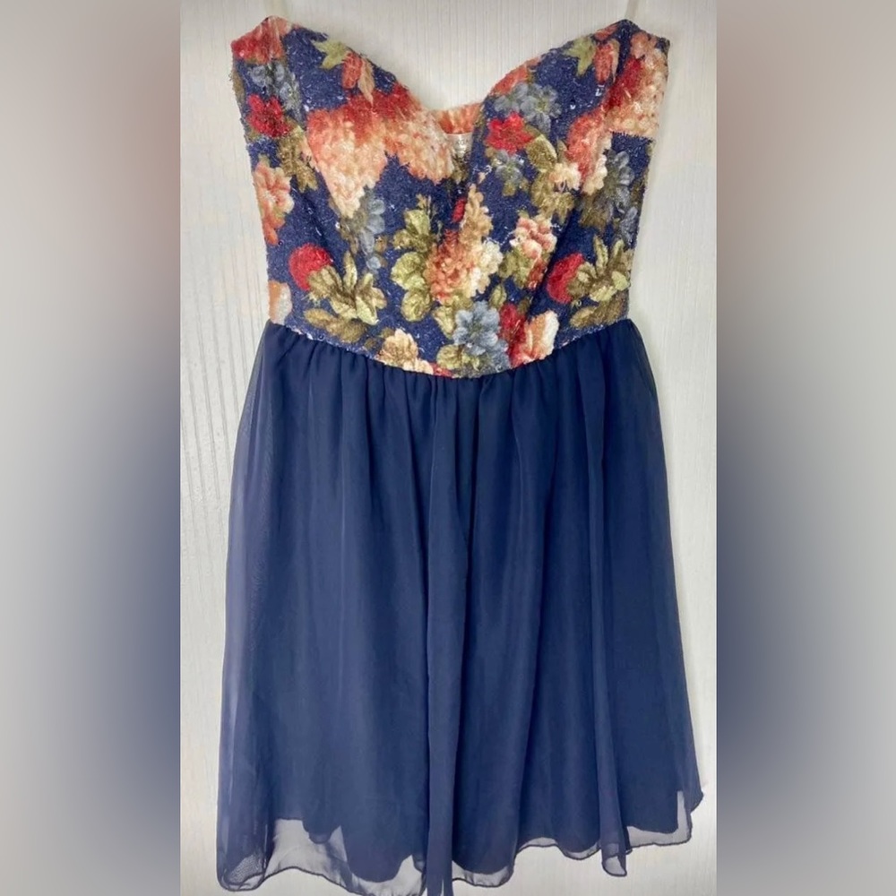 Womens Navy blue floral Dress Size Medium in good condition 💙